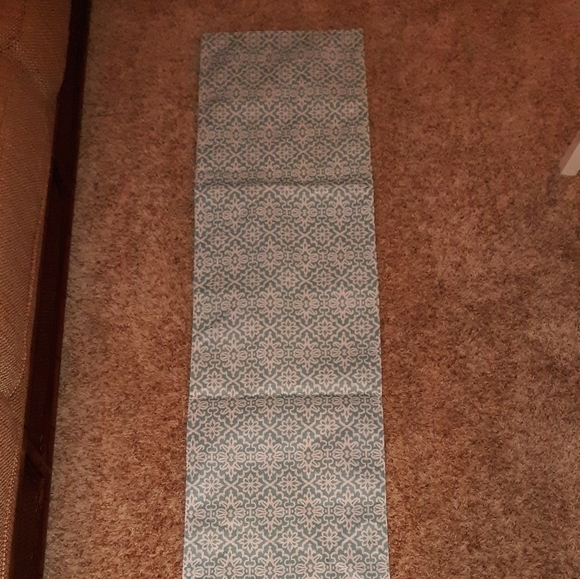 J. QUEEN New York table runner - Picture 6 of 7